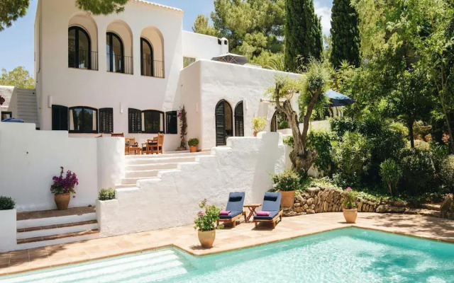 Country-view Villa With Pool