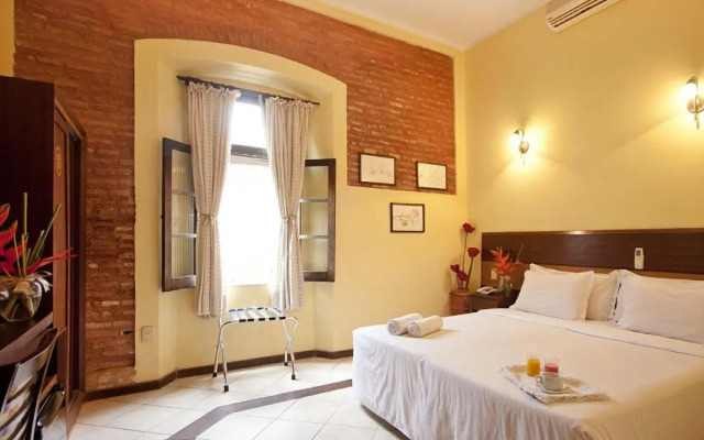 Solar do Carmo Suites & Apartments