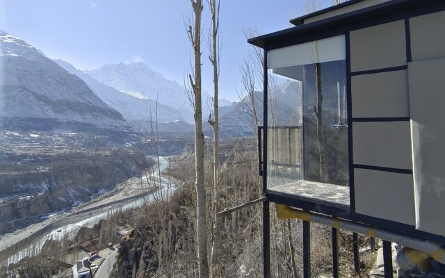 Stunning Cliff-edge 2-bedroom Chalet in Karimabad