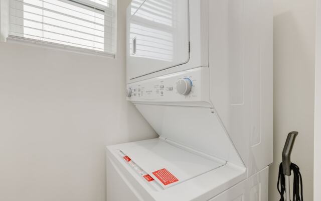 Updated Phoenix Apt w/ Putting Green, 1 Mi to Dtwn