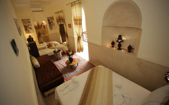 Riad White Flowers
