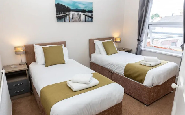 Comfy, 2 Bed House, Sleeps 6 with Garden and Free Parking in Cheltenham