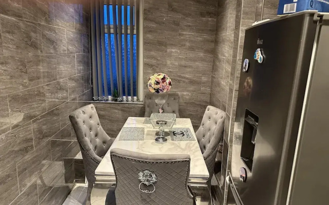 Beautiful 1-bed House in Bradford