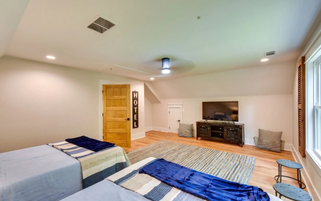 Luxurious Clarkesville Cabin w/ Decks & Fire Pit