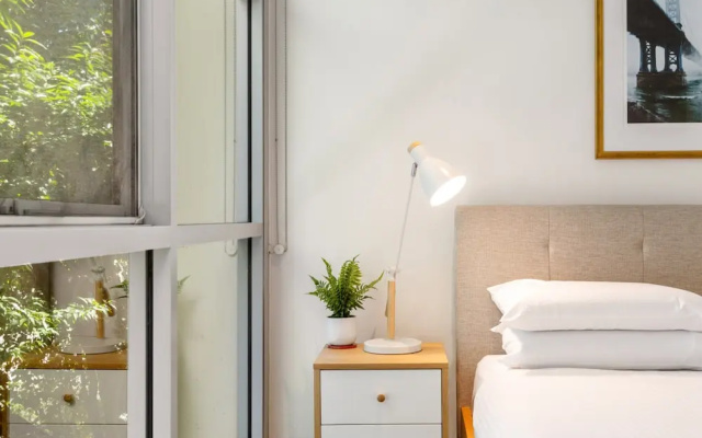Charming Modern Apartment With City Views – Guest Rooms – Sydney