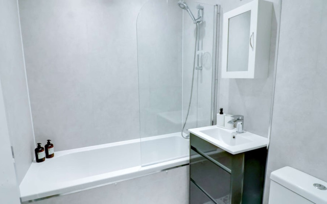 Modern House In Hartlepool With Private Parking
