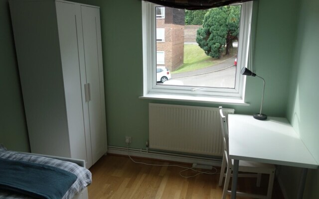 NEW Cosy 2 Bedroom Flat on Englefield Green