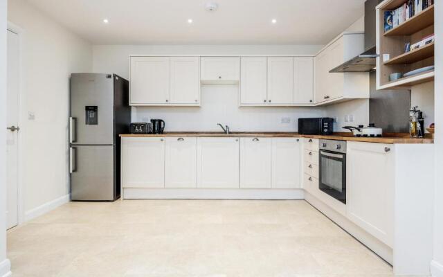 REAL - Queens Apartments F1