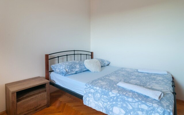 Nice Apartment in Split With 2 Bedrooms and Wifi