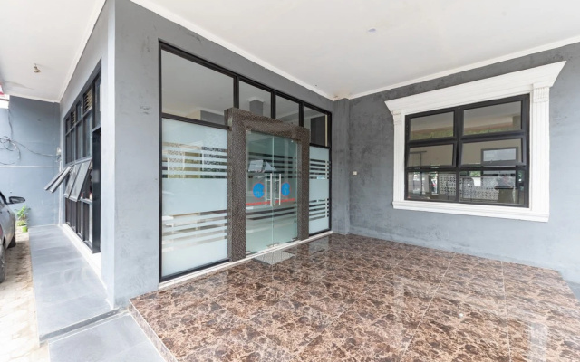 RedDoorz Near Alun Alun Slawi – Balcony – Slawi