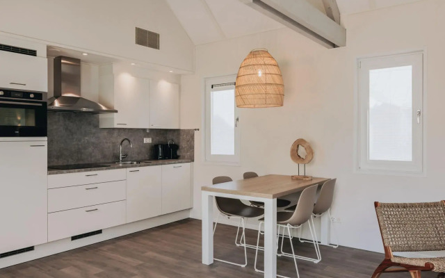 Modern lodge with ir-sauna, 500m from the beach