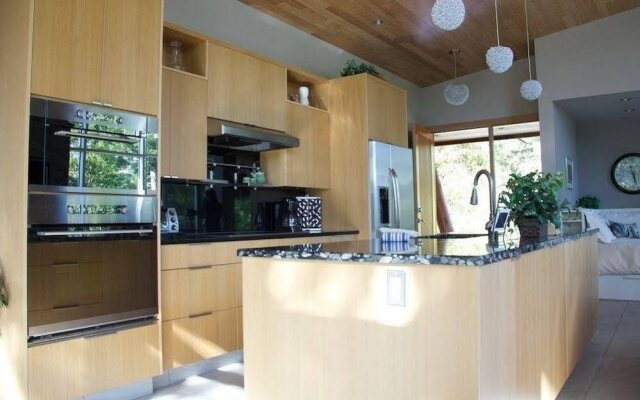 Pointhouse Suites On Sargeant Bay