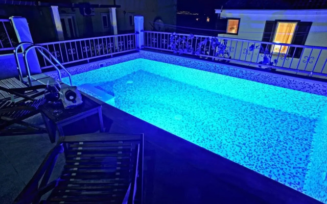 Suzi1 - With Pool - H