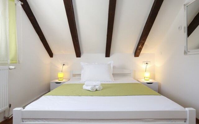 Rustic Stone House Bajeli with Jacuzzi