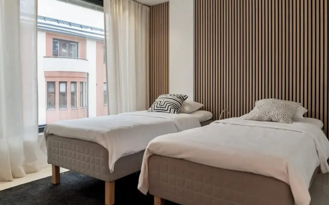 Luxurious 3-Br Apt with Balcony