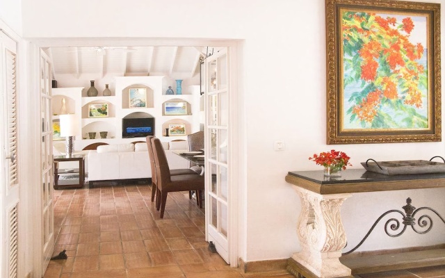 Charming Tropical Villa, Walk to the Beach! AC, Pool, Free Wifi, Concierge, Ideal for Families — фото 2