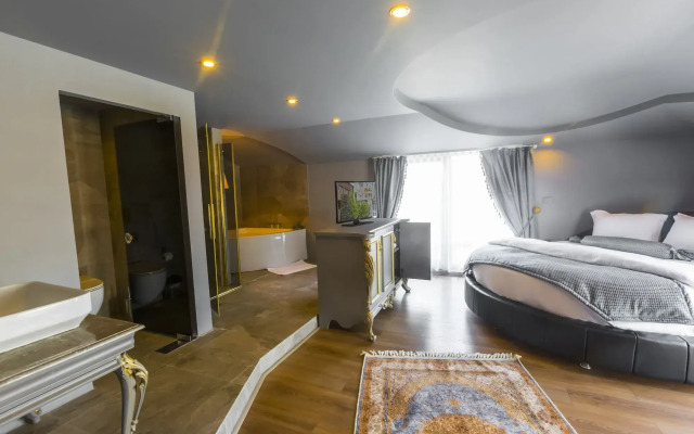 Real King Suit Otel
