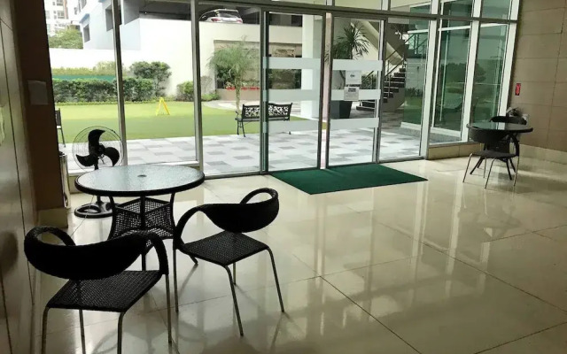 Elegant 2BR Apartment in Upscale Fort BGC Fast Wifi