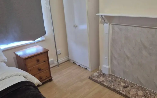 Spacious Large 4BR Home Train Station University