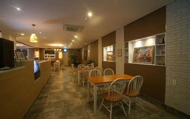 Orange Tree Hotel & Cafe