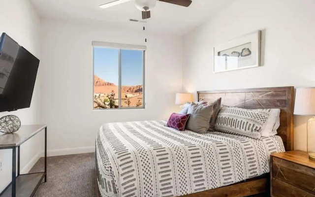 Desert Solitaire #101 6 Bedroom Townhouse