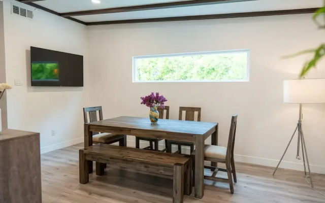 Upscale Upgraded Beautiful Spacious 3BR House in Encino Fully Renovated With Garage Very Large Fenced Yard Patio AT END OF Cul-de-sac p84