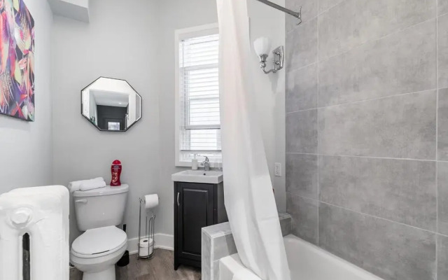 Upscale 2BR Apt - Prime Location w Netflix