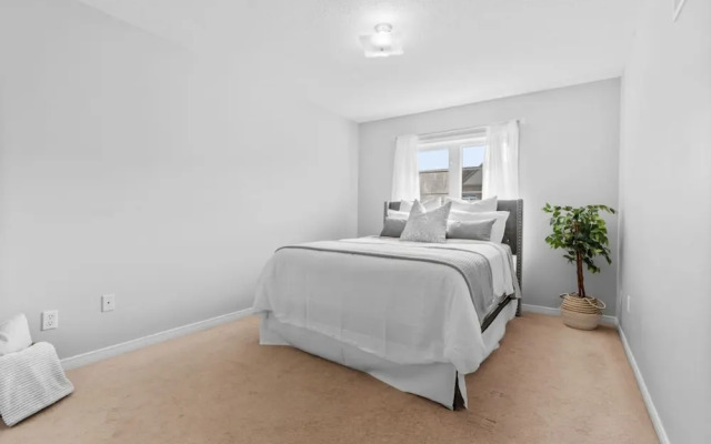 Contemporary 3BR Townhouse in Ajax Cozy Central