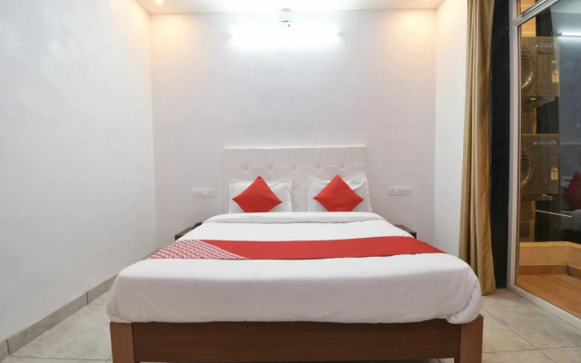 OYO 43971 The Royal Palace