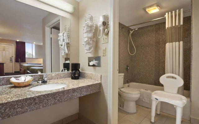 Travelodge by Wyndham New Orleans West Harvey Hotel