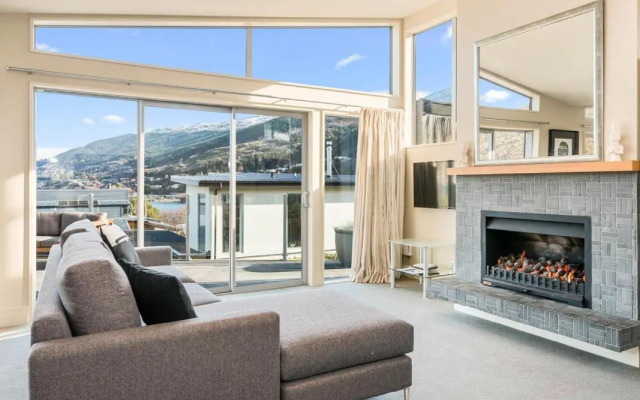 Lake Views on Yewlett - Queenstown Holiday Home