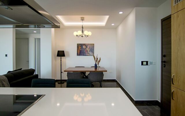 Phaedrus Living: Sea View Anna Residence 301