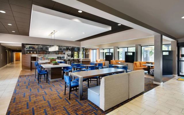 Courtyard by Marriott Addison Midway