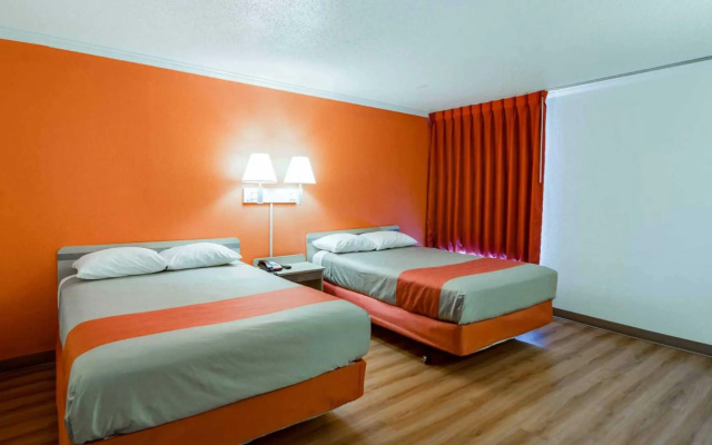 Motel 6 Waukegan, IL