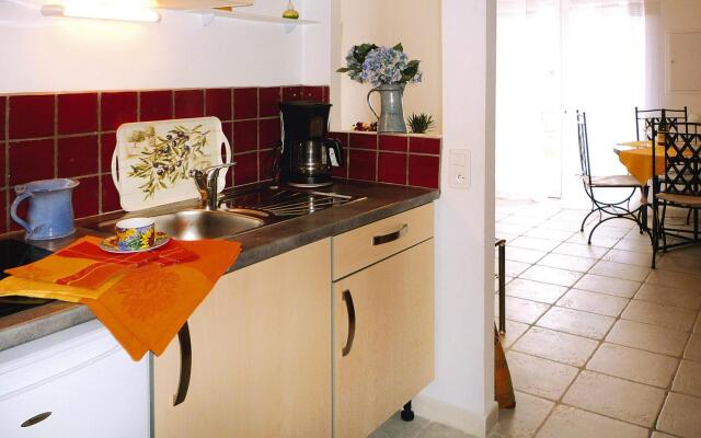 Apartment in Caderousse With Pool