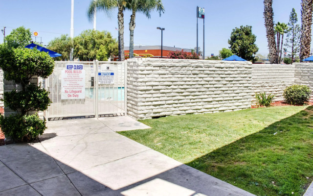 Motel 6 Bakersfield, CA - South