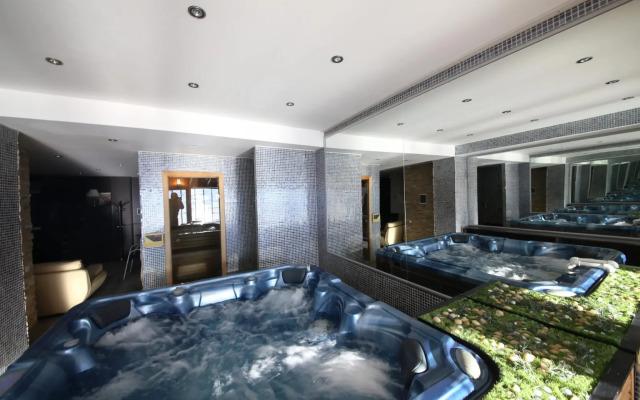 Club-2100 Hotel