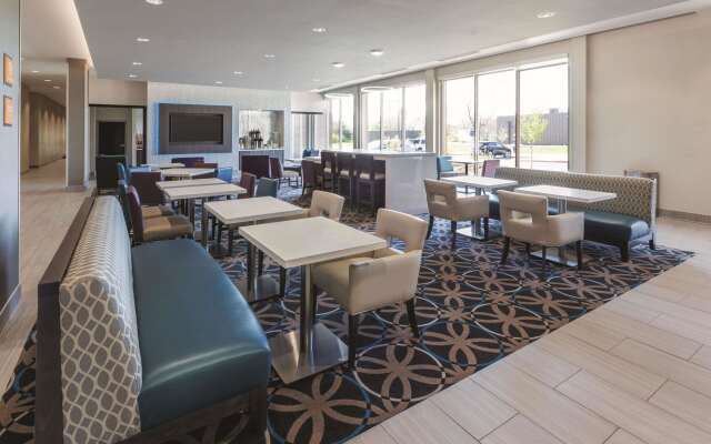 La Quinta Inn & Suites by Wyndham Terre Haute