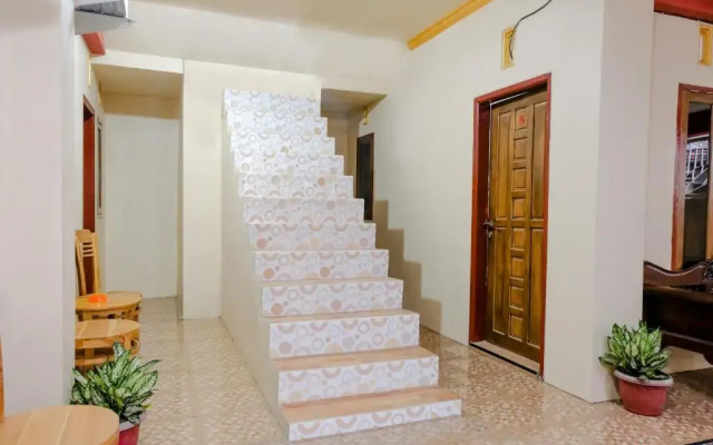 OYO 2986 D and a Guesthouse Syariah And Rent Car