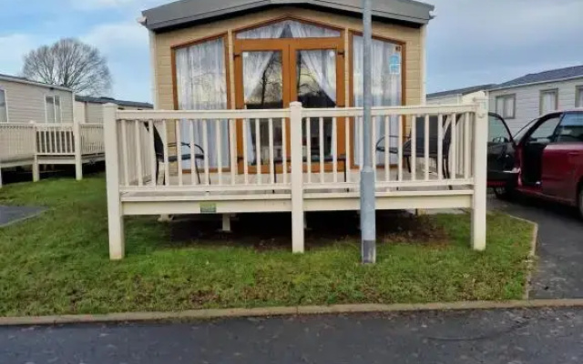 Mini lodge hot tub hols at Kingfisher Court