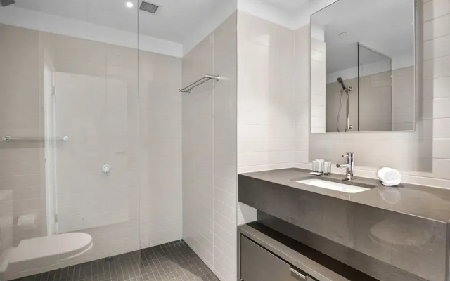 Stunning 2-bed Apartment With Water Views