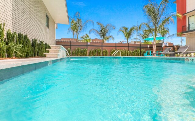 4BR Modern Townhouse in Mid City