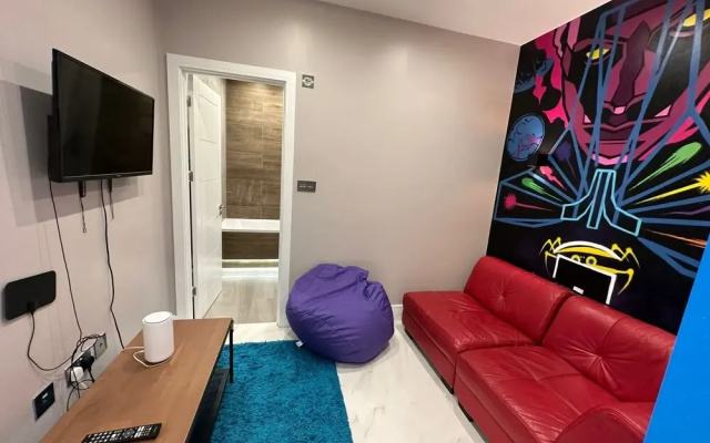 Themed Stunning 1-bed Apartment in London