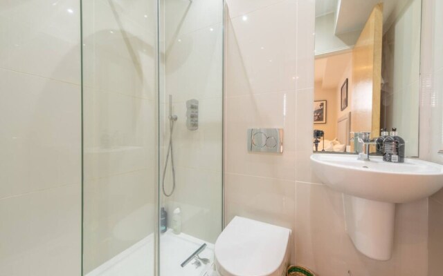 Stylish 2 Bedroom Apartment in Chelsea With Garden