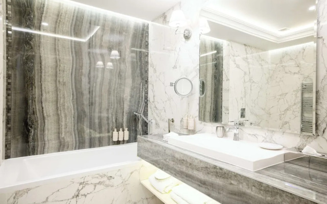 Tresor Le Palais Timisoara, Curio Collection By Hilton