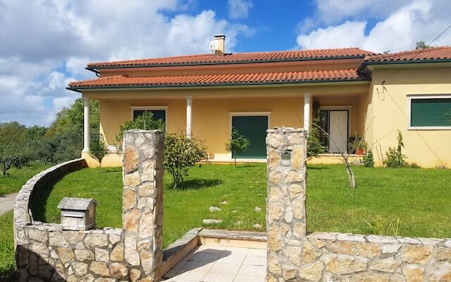 House with 4 Bedrooms in Leiria, with Enclosed Garden And Wifi