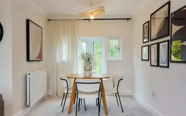 The Isleworth Place - Stunning 1bdr Flat With Balcony
