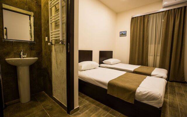 5 Rooms Mini-Hotel & Tours