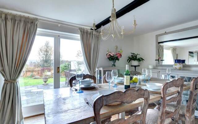 Stunning Holiday Home in Robertsbridge with Private Garden