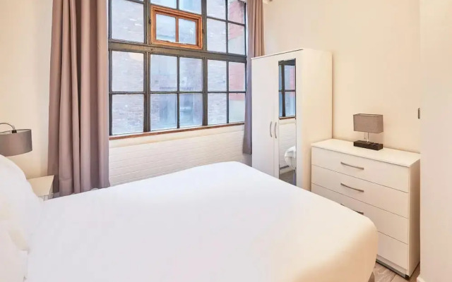 Host Stay Concert Square